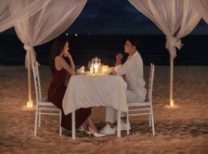 cặp đôi ăn uống trên bãi biển