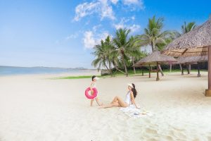 2 mẹ con chơi đùa trên bãi biển