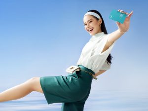cô gái cầm 1 tấm thẻ trên tay