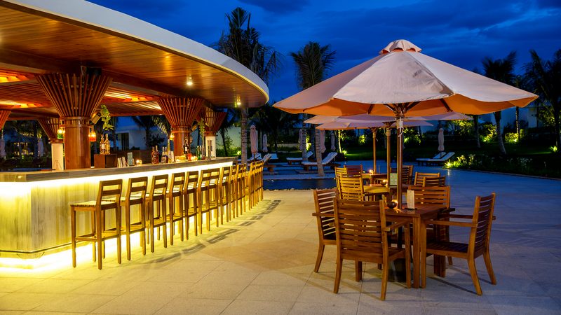 Khuôn viên quầy bar ngoài trời tại Cam Ranh Riviera Resort and Spa