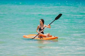 cô gái đang chèo kayaking