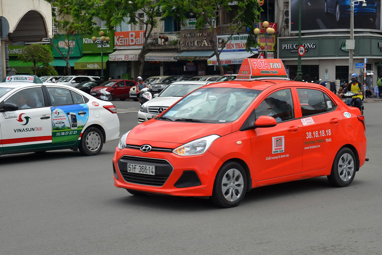 chiếc taxi màu đỏ đang di chuyển