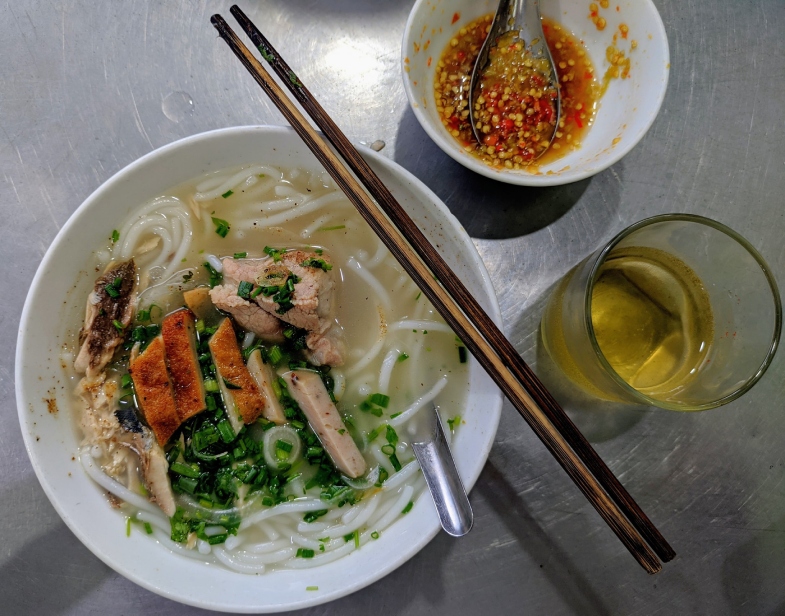 Thưởng thức bánh canh